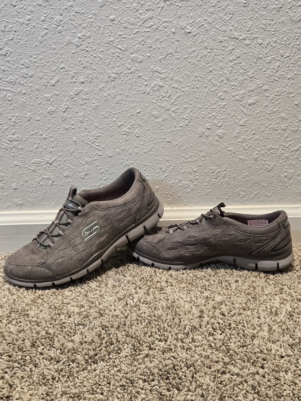 Skechers Women's Gray Casual Wide Fit Air-Cooled Memory Foam Sz 7.5